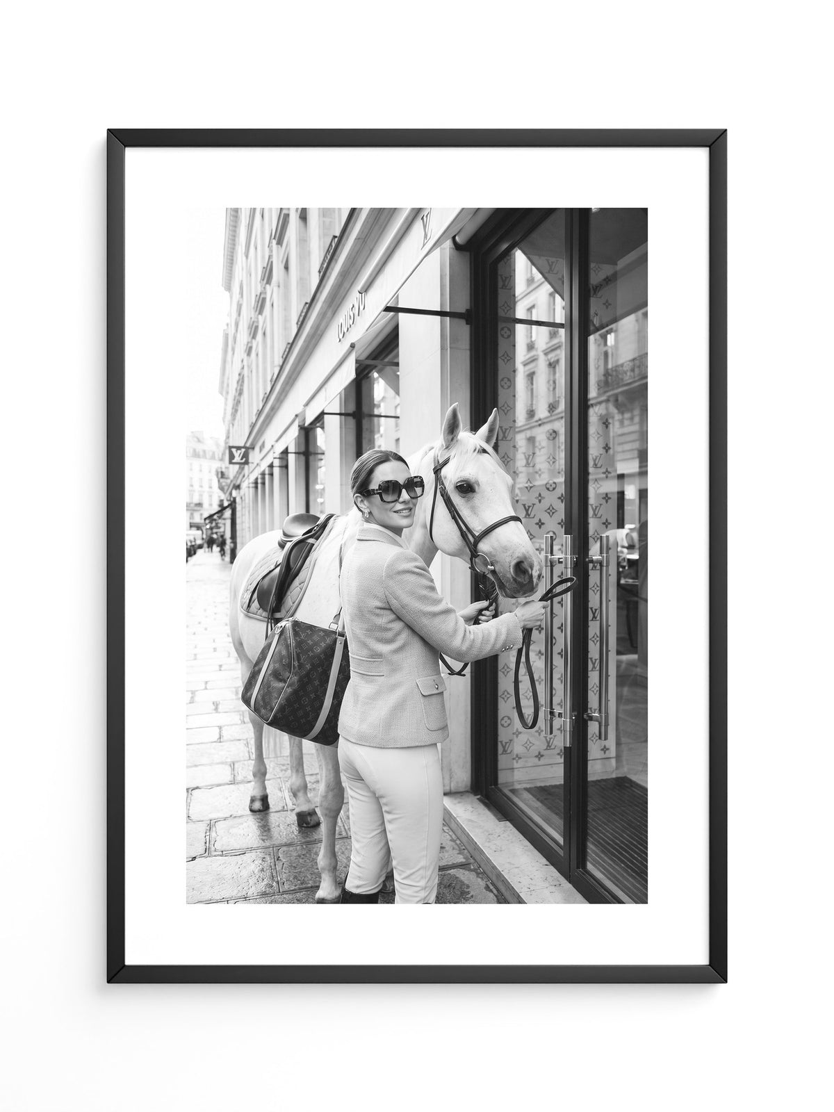 Reiterin mit Pferd vor Boutique S/W
