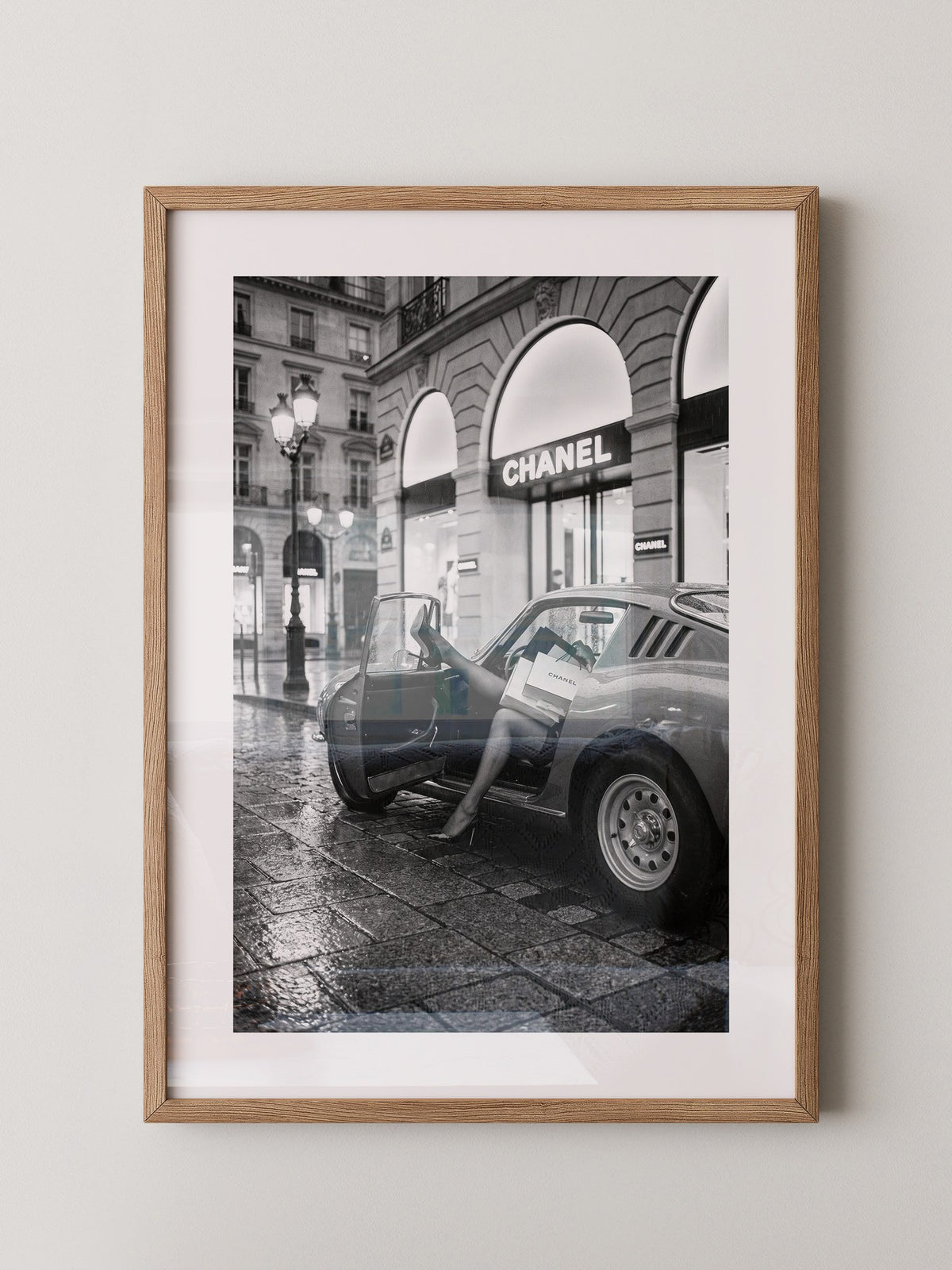 Klassischer Ferrari bei Nacht Regen