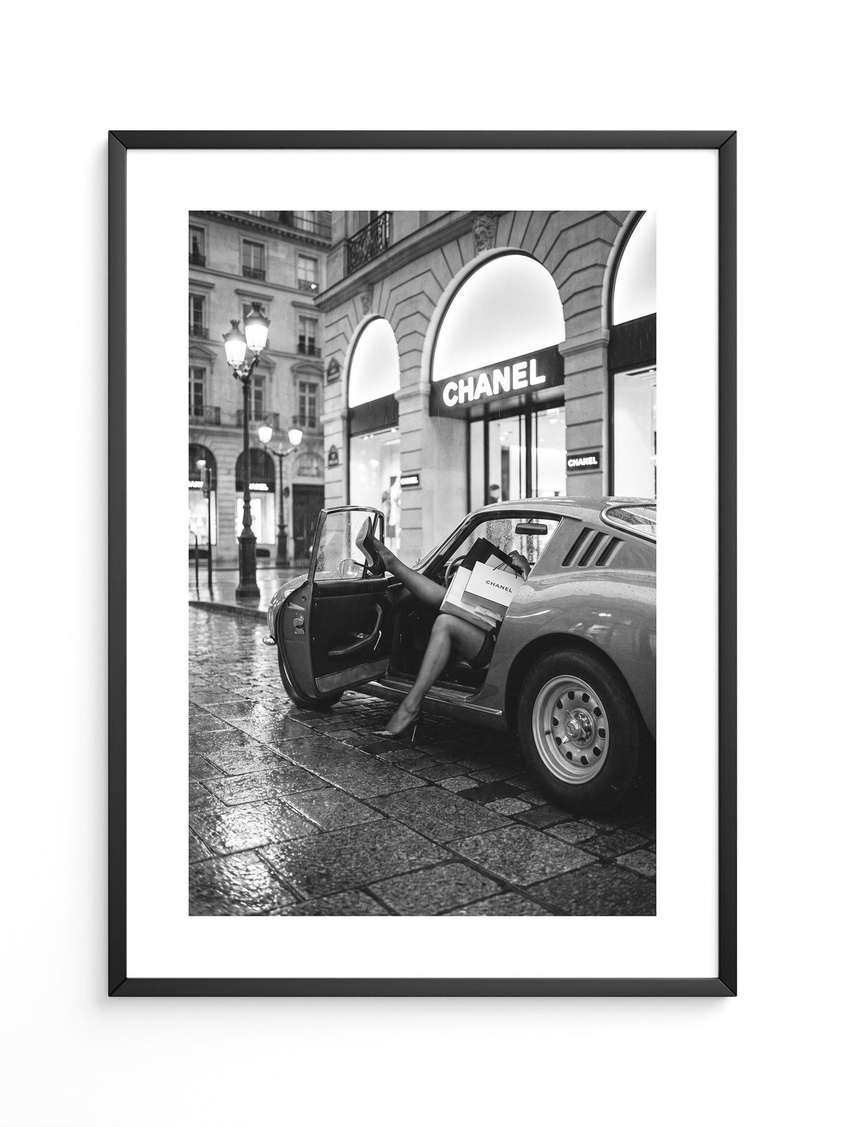 Klassischer Ferrari bei Nacht Regen