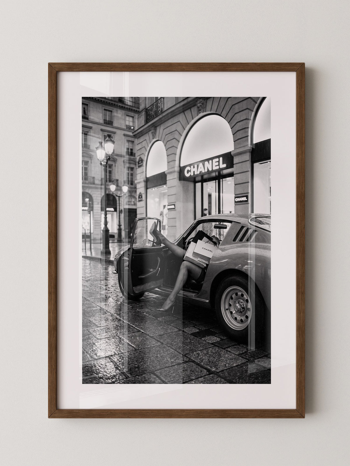 Klassischer Ferrari bei Nacht Regen