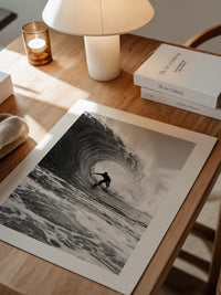Surfer Riesenwelle Schwarzweiß