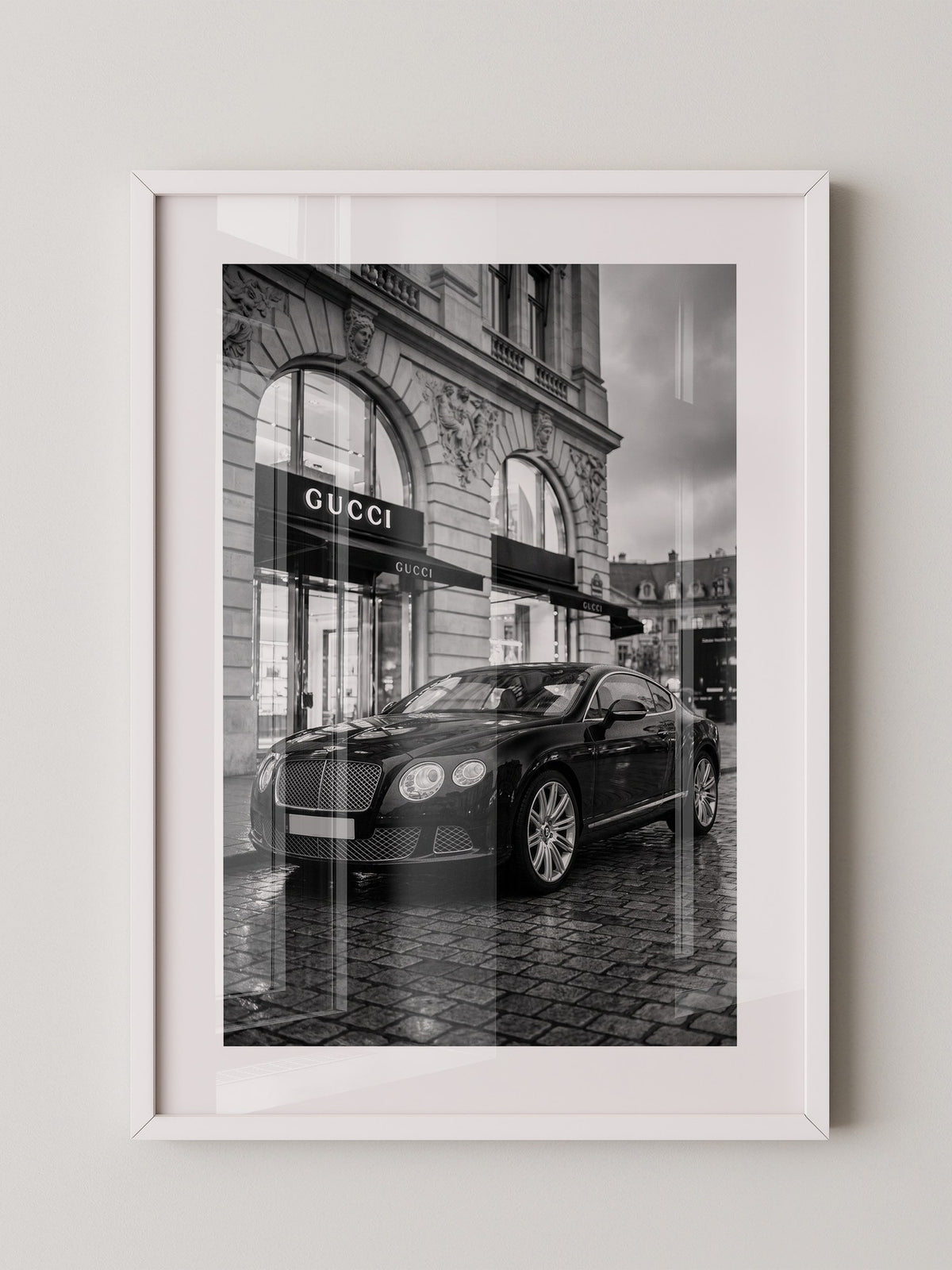 Bentley vor Luxusfassade S/W