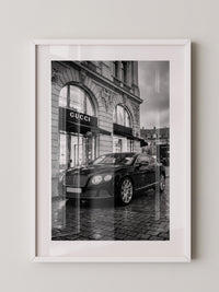 Bentley vor Luxusfassade S/W