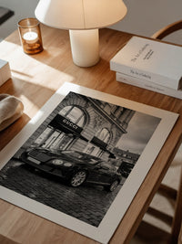 Bentley vor Luxusfassade S/W
