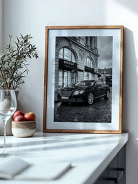 Bentley vor Luxusfassade S/W