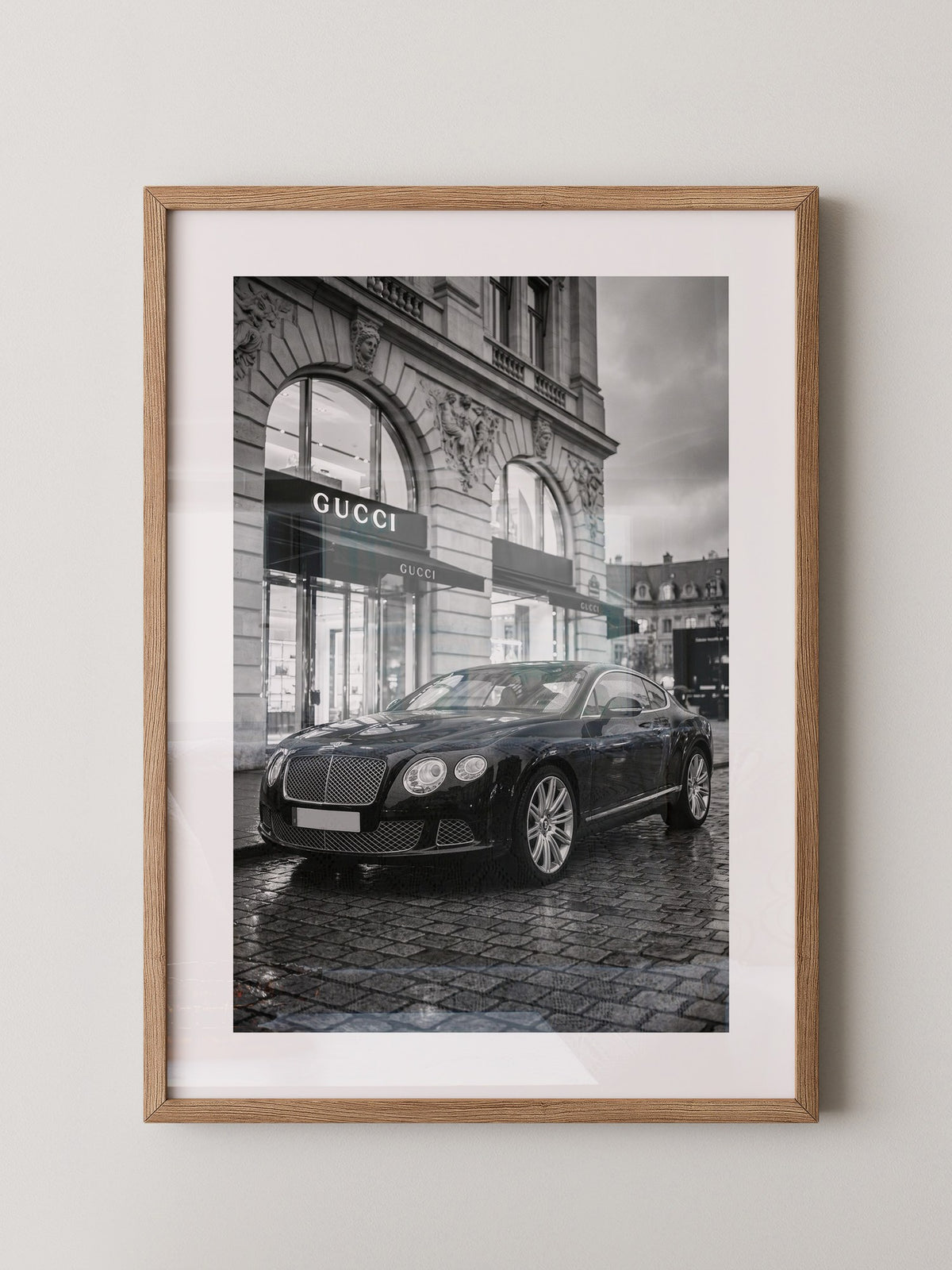 Bentley vor Luxusfassade S/W