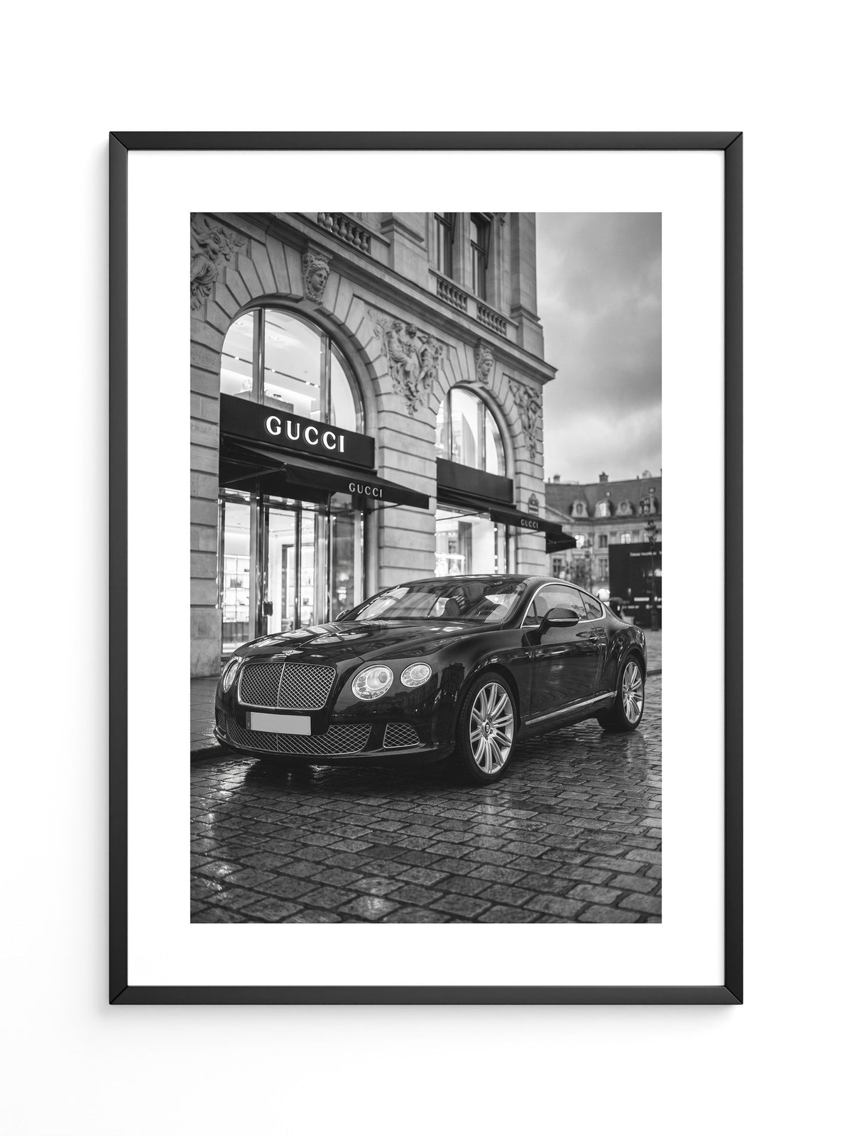 Bentley vor Luxusfassade S/W