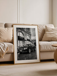 Bentley vor Luxusfassade S/W
