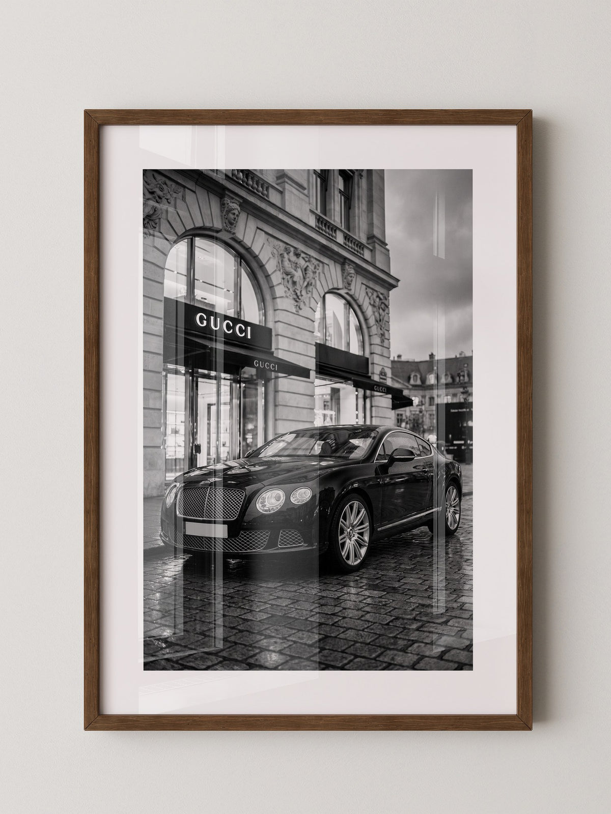 Bentley vor Luxusfassade S/W