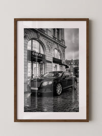 Bentley vor Luxusfassade S/W