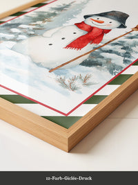 Schneemann mit rotem Schal Winterwald