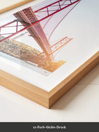 Rote Brücke strahlender Himmel
