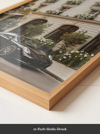Porsche vor Pariser Blumenfassade