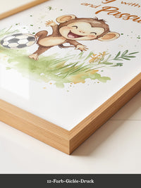Spielender Affe mit Fußball – Aquarell-Illustration für Kinder