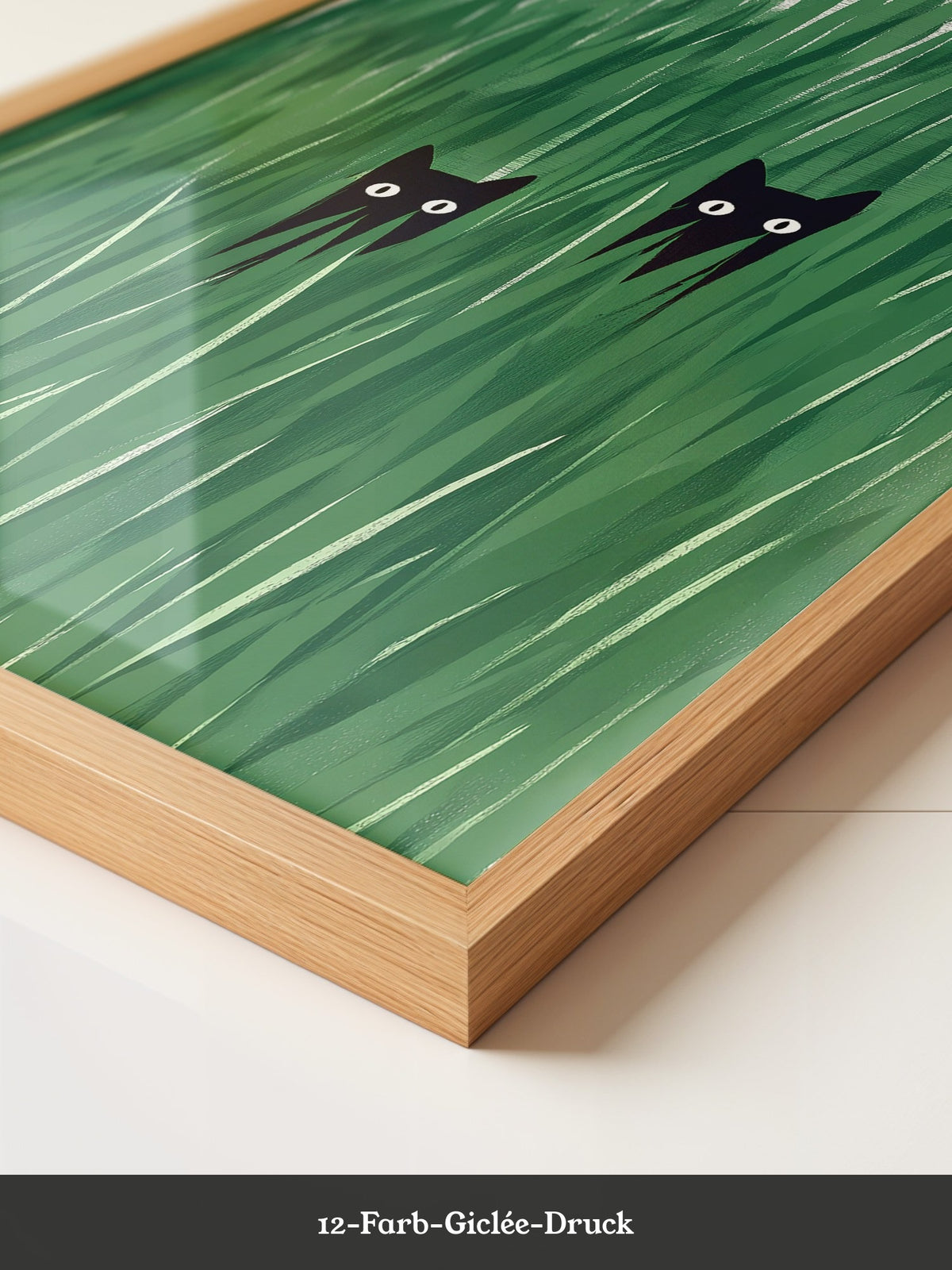Schwarze Katzen im hohen Gras