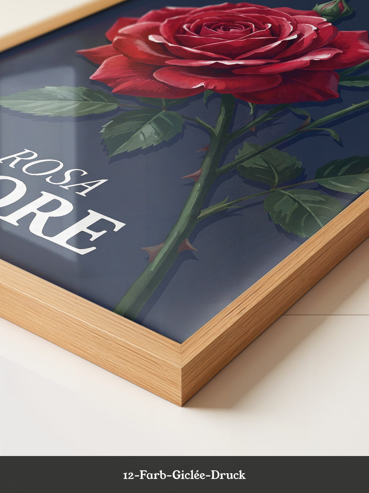 Rote Rose vor Dunkelblau