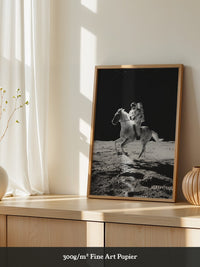Astronaut reitet Pferd Mondlandschaft