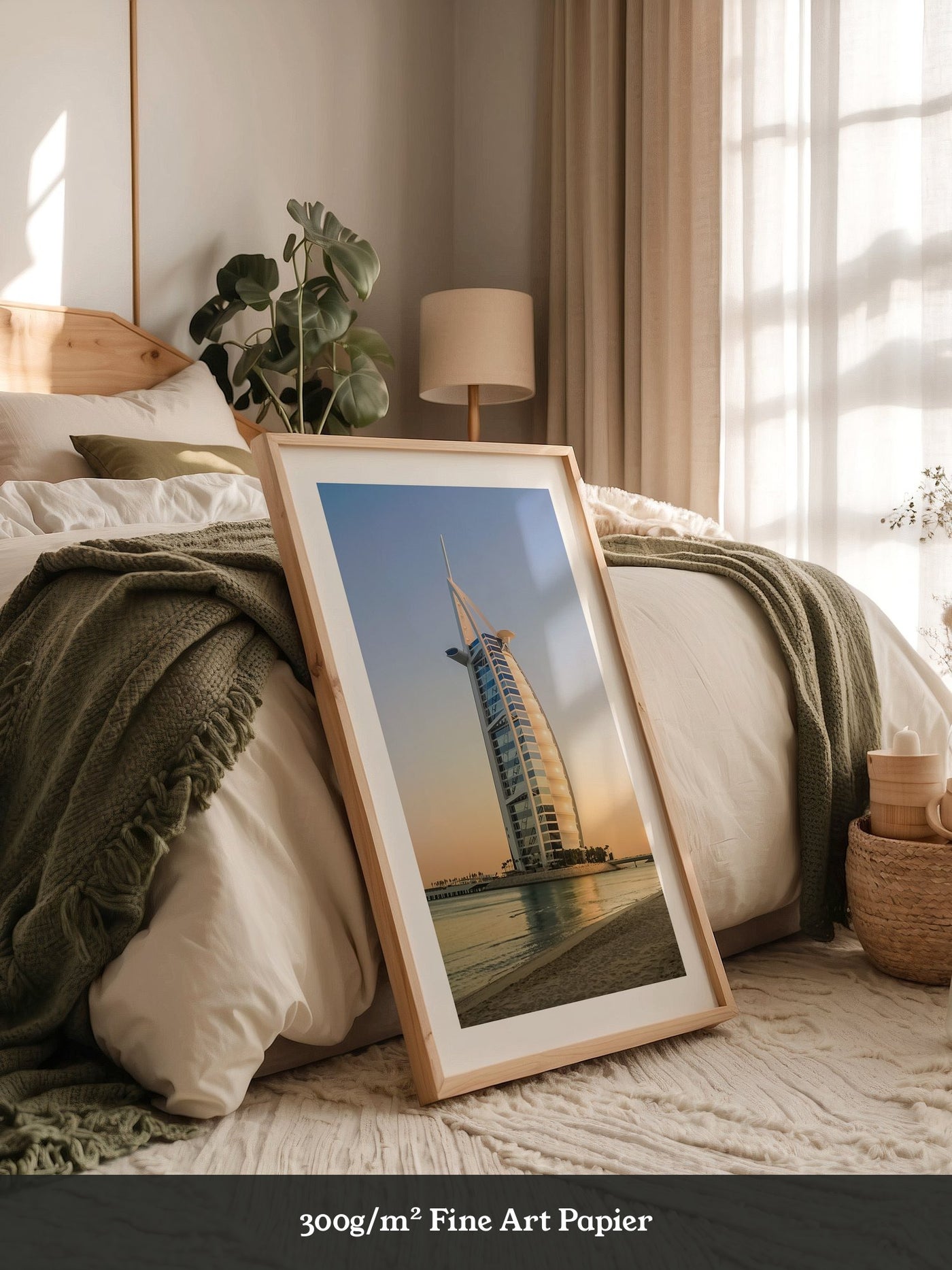 Segelgebäude vor Abendhimmel