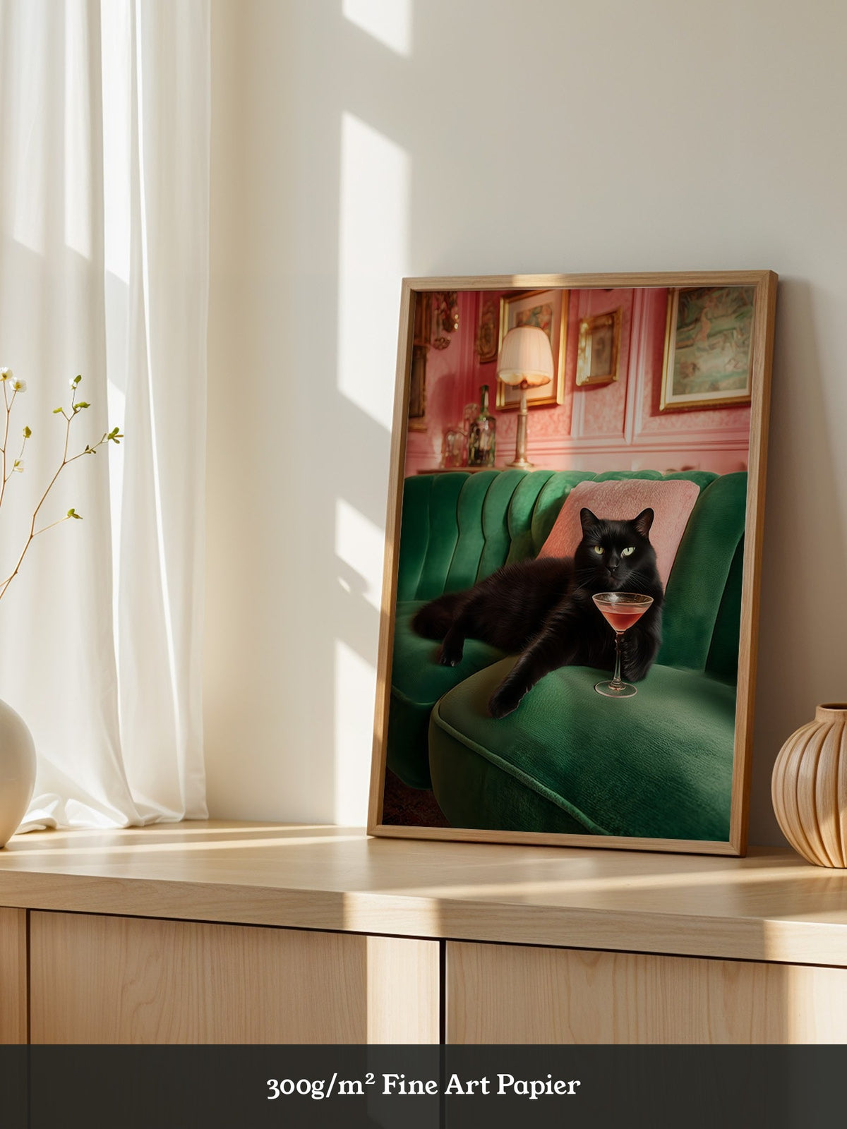 Schwarze Katze Couch Cocktailtrinken