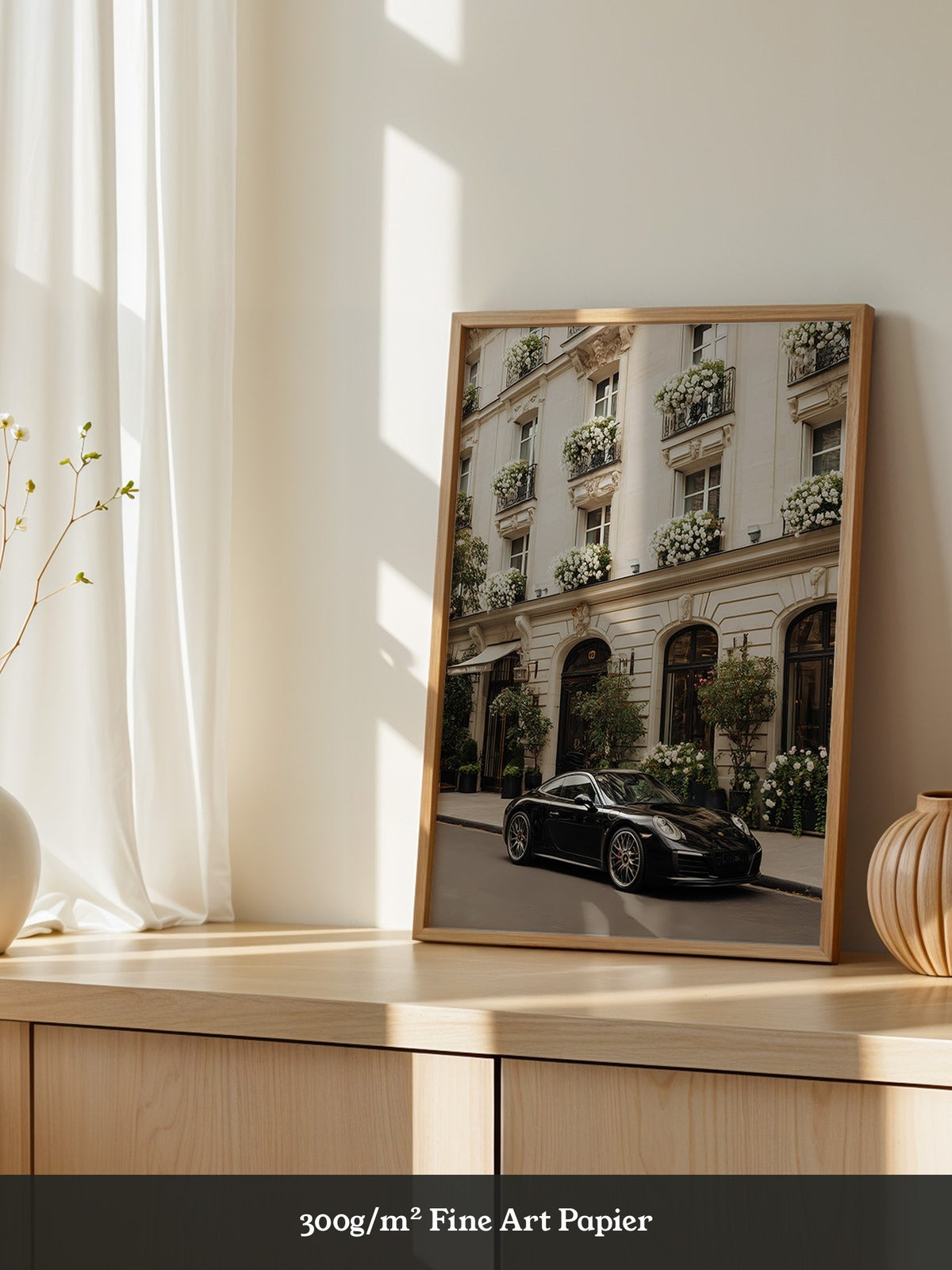 Porsche vor Pariser Blumenfassade