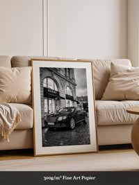 Bentley vor Luxusfassade S/W
