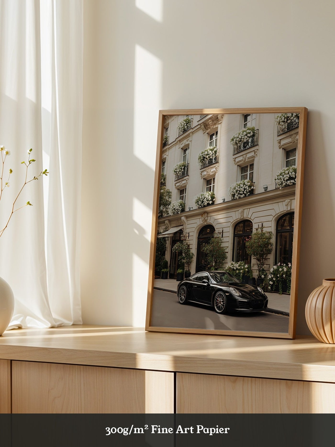 Porsche vor Pariser Blumenfassade