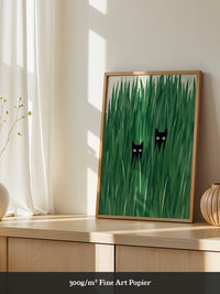 Schwarze Katzen im hohen Gras