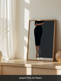 Dame im schwarzen Kleid minimalistisch