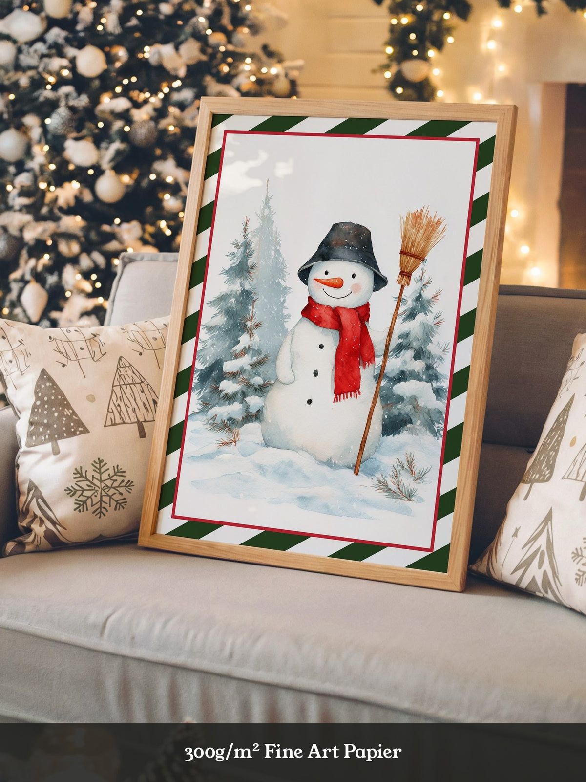 Schneemann mit rotem Schal Winterwald
