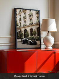 Porsche vor Pariser Blumenfassade