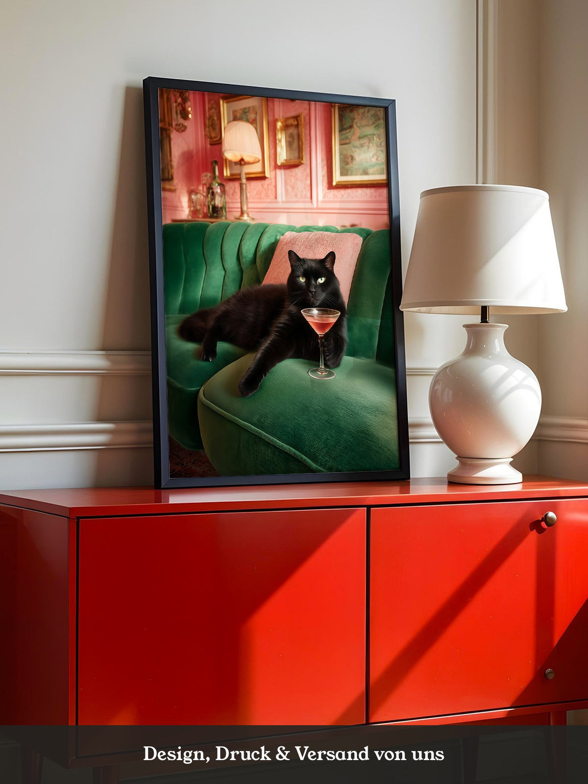 Schwarze Katze Couch Cocktailtrinken