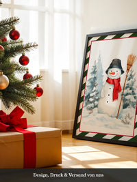 Schneemann mit rotem Schal Winterwald