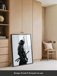 Samurai in Rüstung – Tuschzeichnung in Schwarz-Weiß