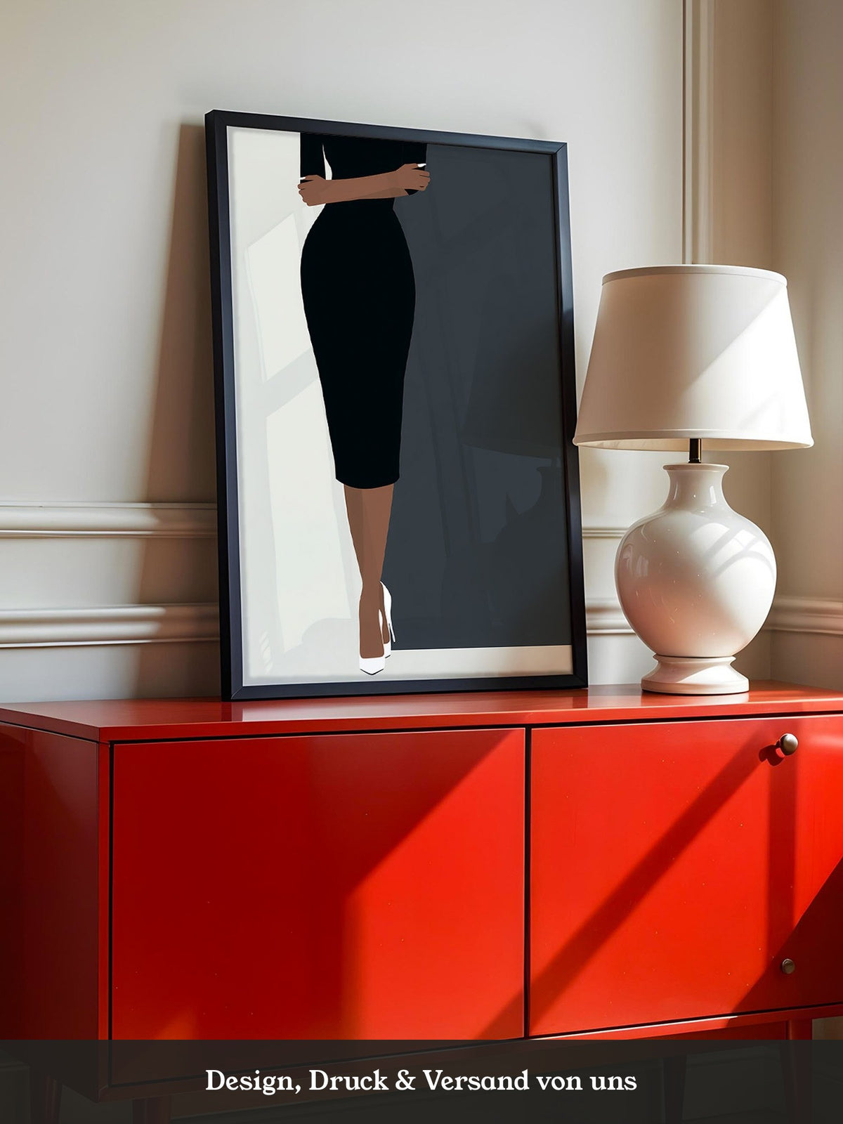 Dame im schwarzen Kleid minimalistisch