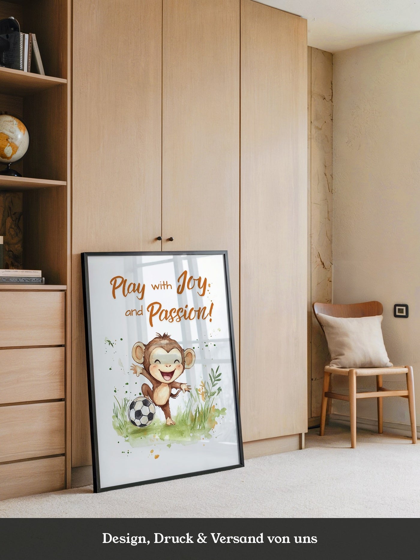 Spielender Affe mit Fußball – Aquarell-Illustration für Kinder