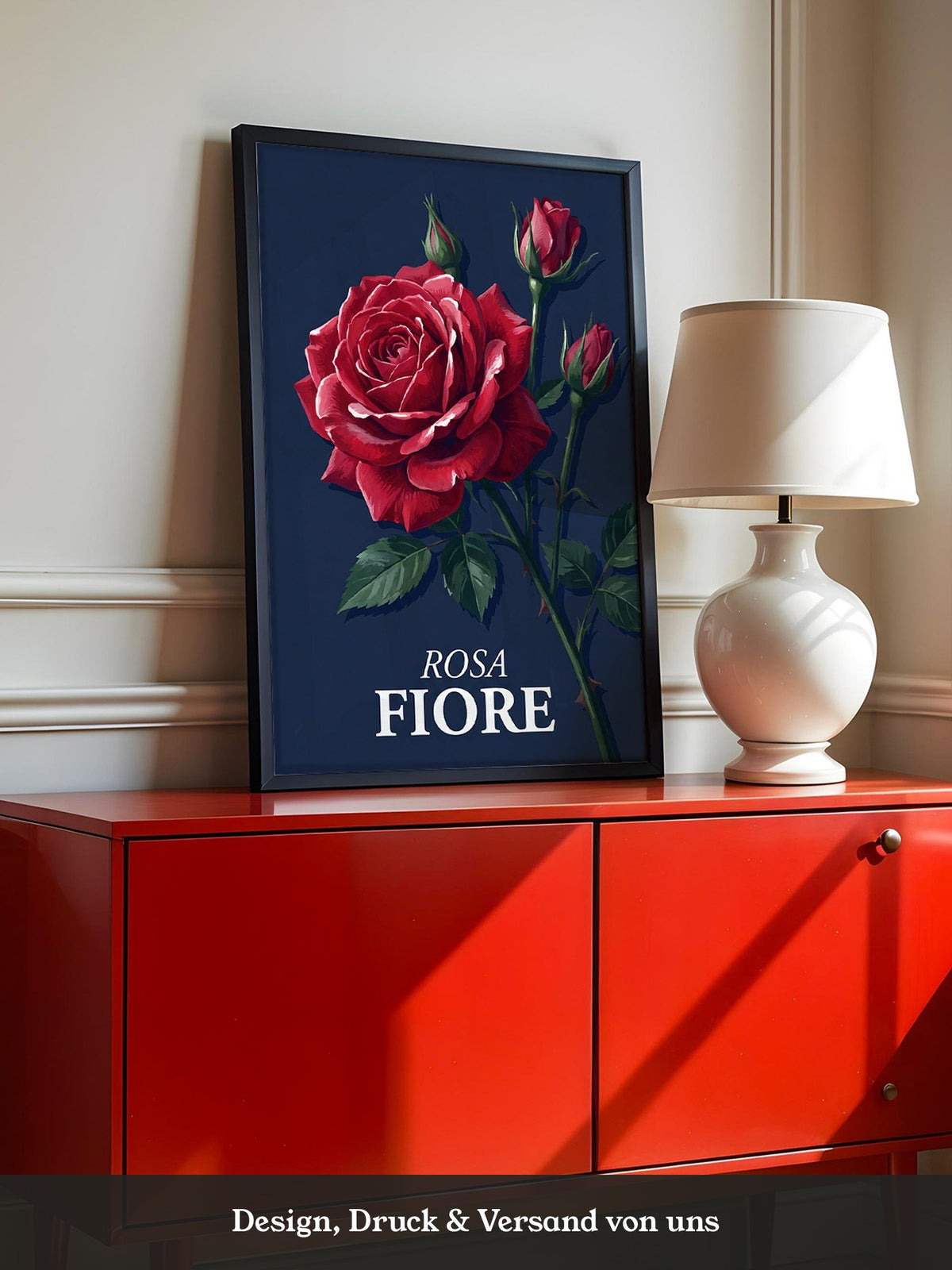 Rote Rose vor Dunkelblau