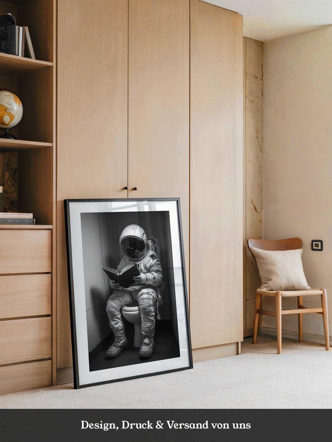 Astronaut WC liest Buch Schwarzweiß