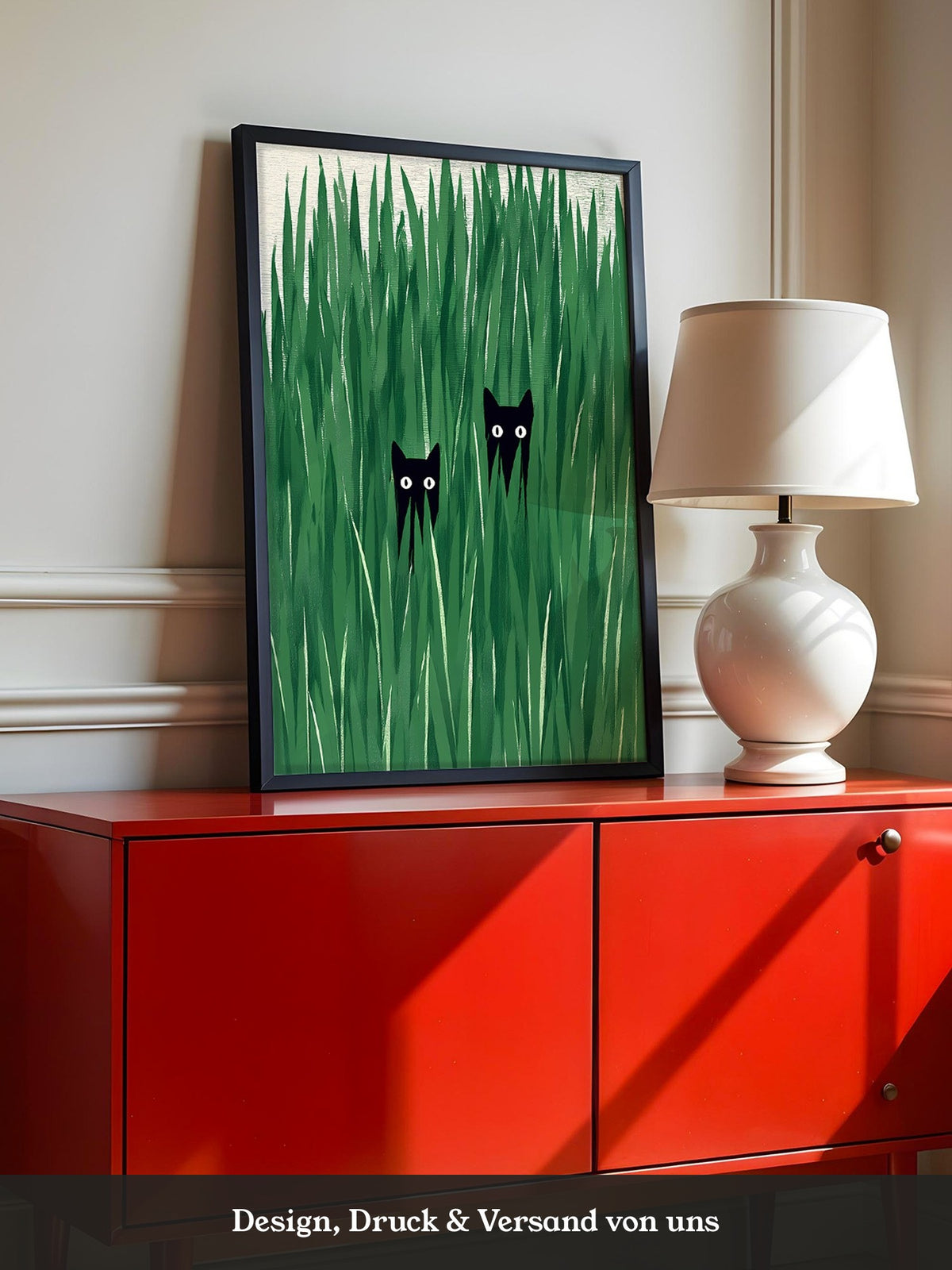Schwarze Katzen im hohen Gras