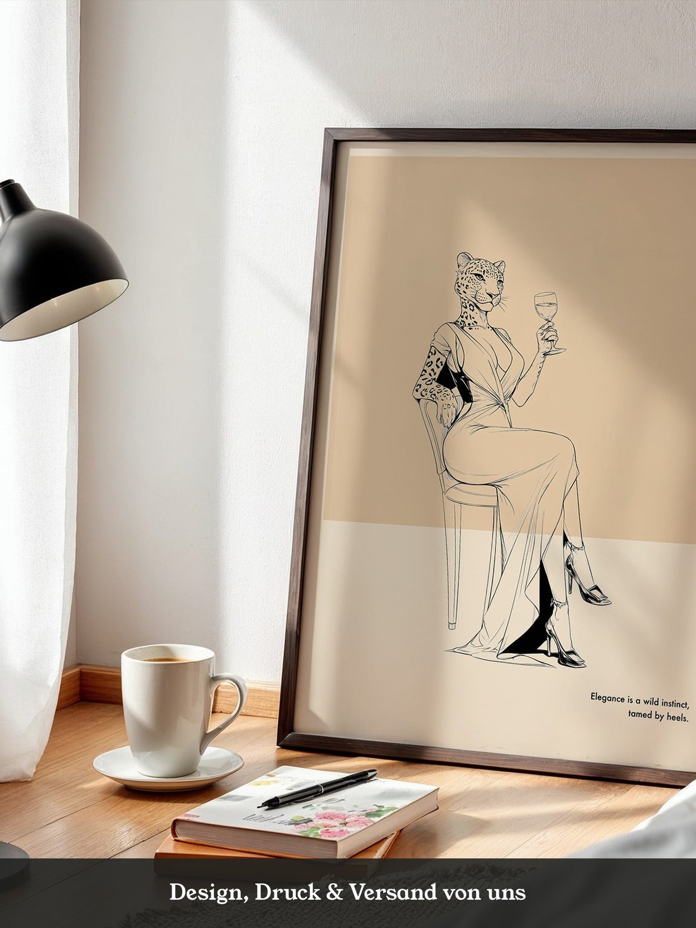 Leopard Frau elegant drinkend