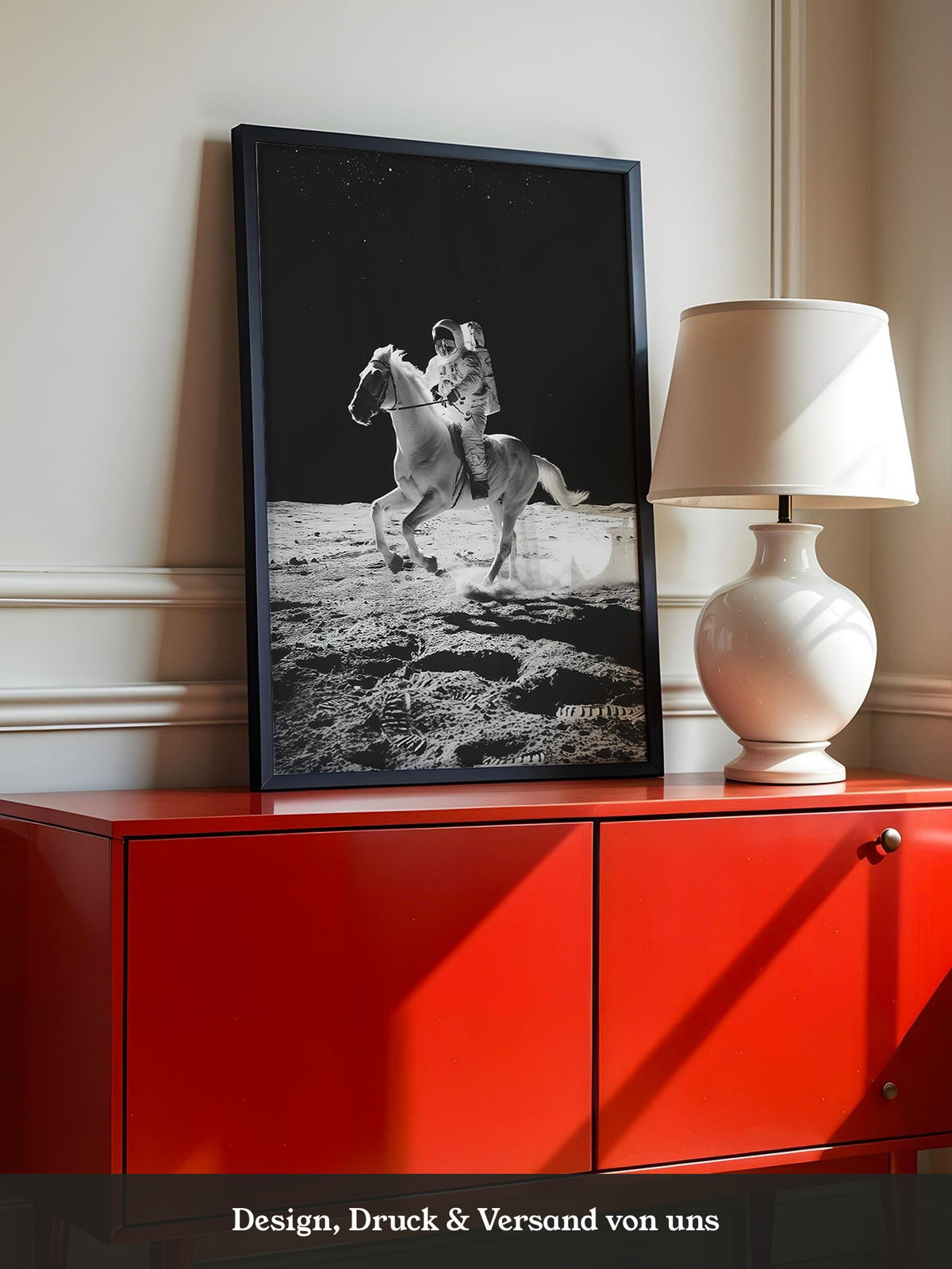 Astronaut reitet Pferd Mondlandschaft