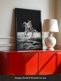 Astronaut reitet Pferd Mondlandschaft