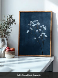 Weiße Blüten auf blauem Hintergrund