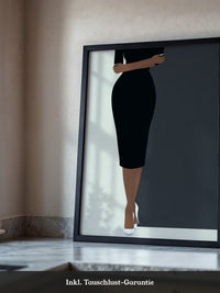 Dame im schwarzen Kleid minimalistisch