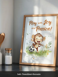 Spielender Affe mit Fußball – Aquarell-Illustration für Kinder