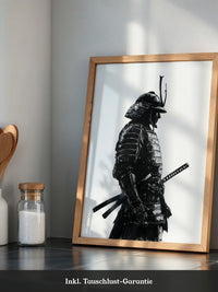 Samurai in Rüstung – Tuschzeichnung in Schwarz-Weiß