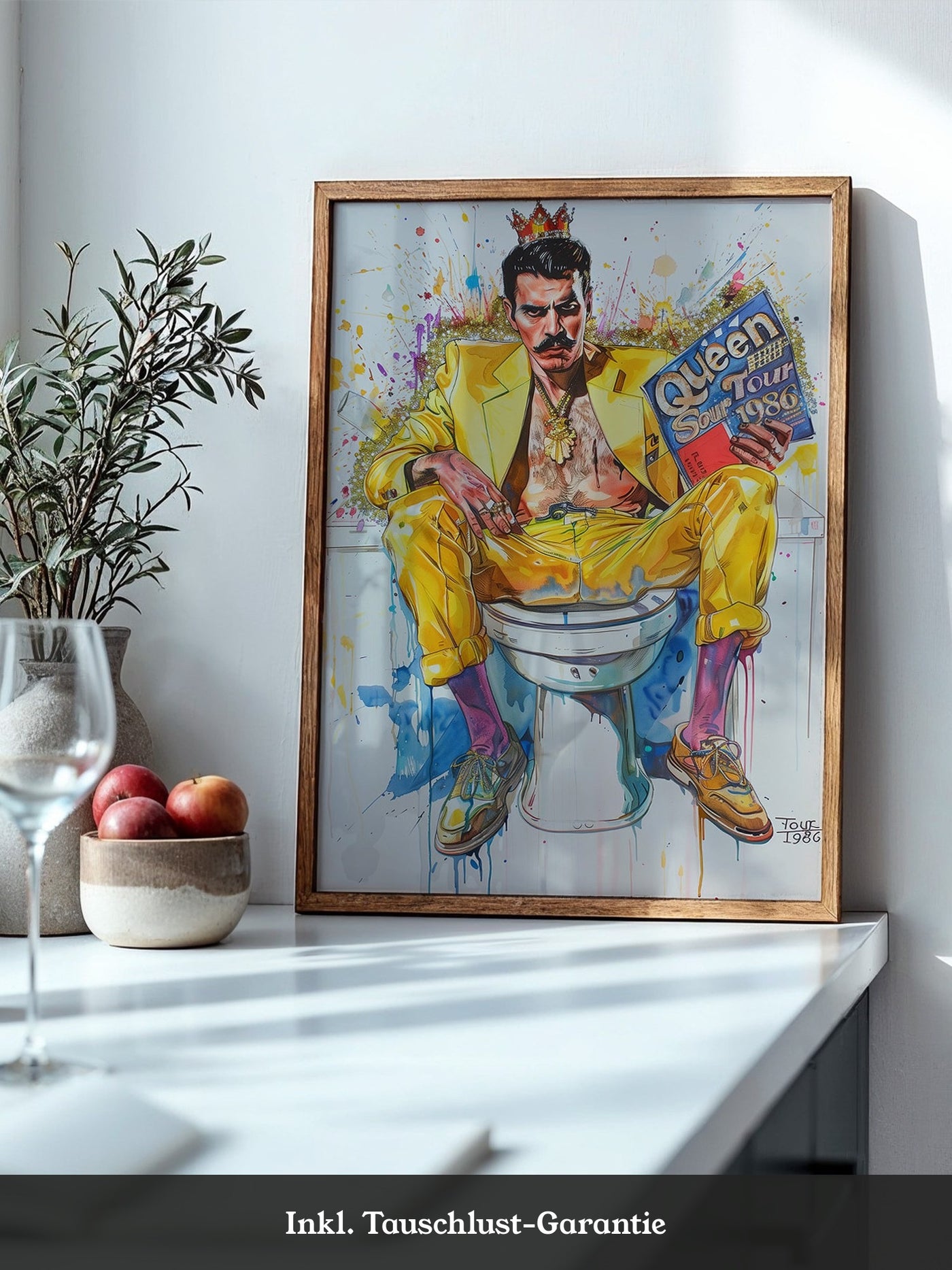 Mann gelber Anzug auf Toilette