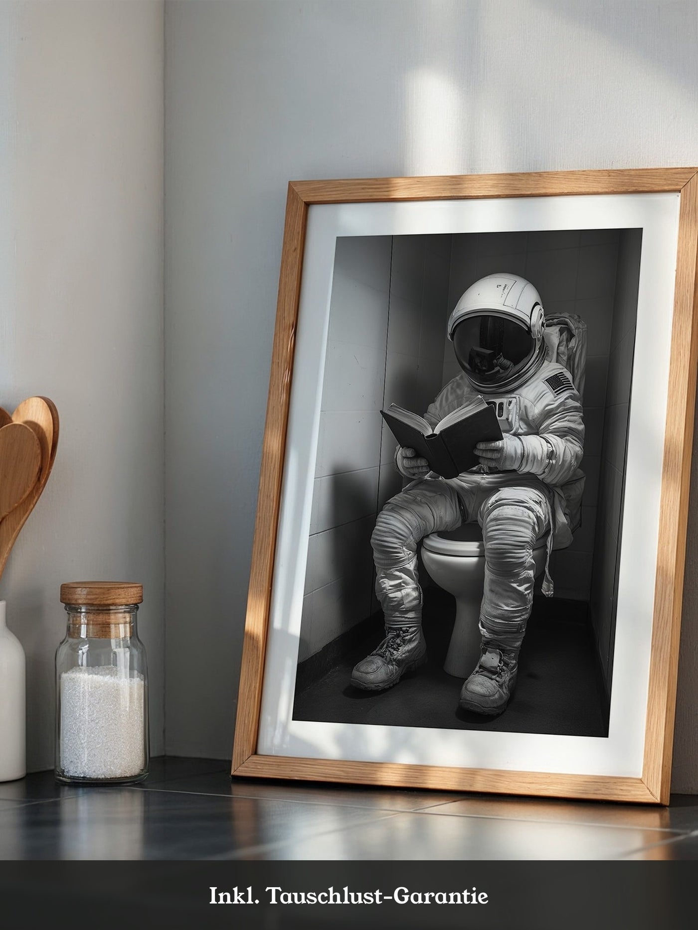 Astronaut WC liest Buch Schwarzweiß