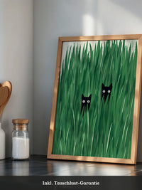 Schwarze Katzen im hohen Gras