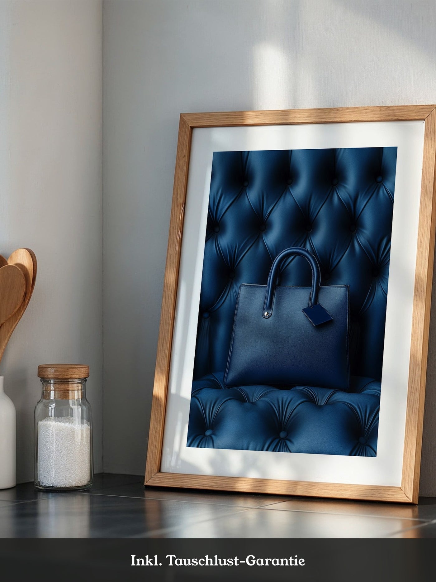 Blaue Tasche auf Polsterquadraten