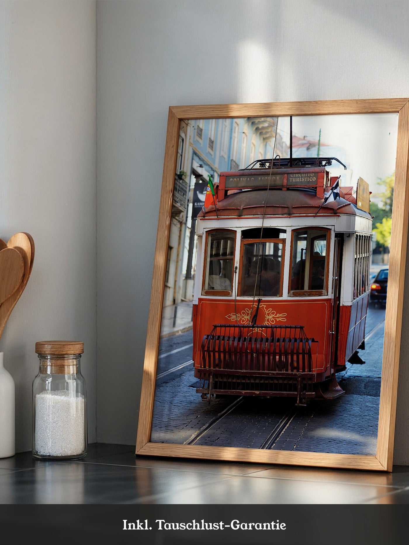 Rote Straßenbahn Lissabon retro